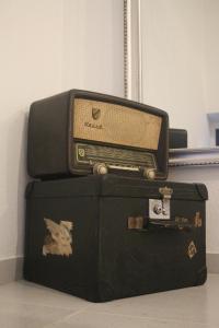 辛特拉Nooks Sintra three的旧收音机坐在两个行李箱上