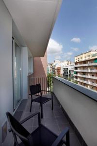 巴塞罗那勒科尔茨费萨租赁公寓的市景阳台配有2把椅子