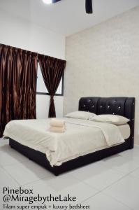 塞贝维PineBox Cyberjaya的卧室内一张带黑色床头板的床