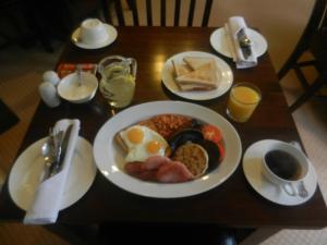 达灵顿Balmoral Guest House的一张桌子上放着一盘早餐食品