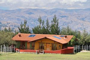 瓦拉斯The Lazy Dog Inn a Mountain Lodge的一座带橙色屋顶的山房