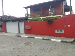 伊利亚贝拉Flat Filtro Dos Sonhos的红楼,在街道旁有红墙