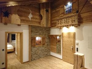 萨尔巴赫Appartement Berghof的大房间设有木制天花板和门