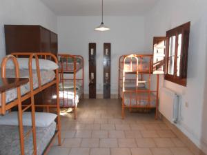 安布洛兹山谷旅游旅舍客房内的一张或多张双层床