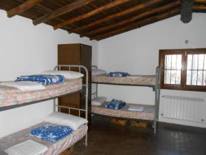 安布洛兹山谷旅游旅舍客房内的一张或多张双层床