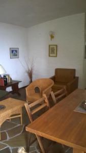 埃斯特角城Playa de los Ingleses, Edificio Samoa的客厅配有桌椅和沙发