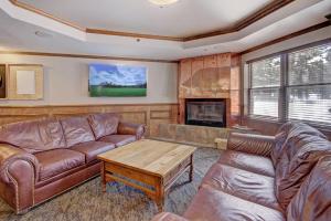 布雷肯里奇River Mountain Lodge by Breckenridge Hospitality的带沙发和咖啡桌的客厅