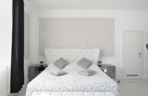 罗加斯卡斯拉提纳Apartment Sloapart的白色卧室配有带2个枕头的床