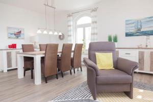 弗伦斯堡Stadtvilla mit Hafenpanorama的厨房以及带桌椅的用餐室。