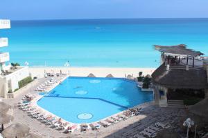 坎昆Cancun Plaza - Best Beach的海滩上游泳池的顶部景色