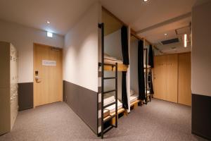 大阪心斋桥白色旅舍的一间设有一排双层床的房间