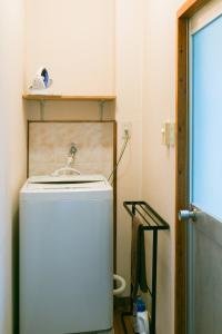 冲绳那霸西方度假屋的一间浴室
