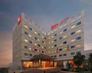 浦那ibis Pune Hinjewadi - An Accor Brand的上面标有酒店标志的酒店大楼