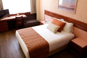 墨西哥城Hotel Marlowe Centro Histórico的配有一张床和一张书桌的酒店客房
