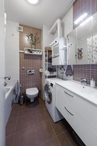 萨格勒布New Gallery Best West Apartment 101的一间带水槽和洗衣机的浴室