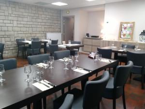 EuvilleLogis Le Provençal的用餐室配有桌椅和玻璃杯