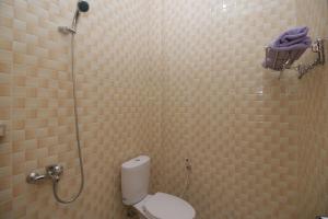 巨港RedDoorz near Jalan Kolonel Haji Burlian Palembang的浴室设有淋浴间和卫生间。