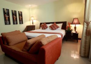 巴科洛德卡尔努瓦套房酒店的一间卧室配有一张大床和一张沙发