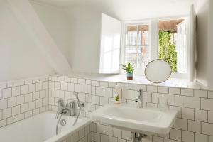 蒂斯伯里指南针酒店的白色的浴室设有水槽和镜子