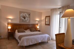 吉索纳恰Hôtel A casa di Maria Cicilia的一间卧室设有一张床和一个大窗户