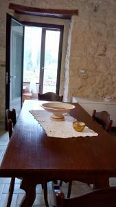 普雷托罗Masseria del Ponte的木桌,上面有碗
