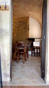 普雷托罗Masseria del Ponte的一间带桌椅的用餐室