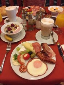玛利亚采尔圣灵酒店的一张桌子,上面有一盘早餐食品和饮料