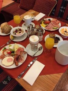 玛利亚采尔圣灵酒店的餐桌上摆放着早餐食品和饮料
