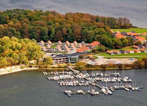 格罗斯滕菲斯克纳斯享受度假码头酒店的享有码头的空中景色,在水中划船