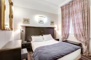 巴黎曼特农歌剧院酒店的酒店客房设有床和窗户。