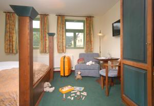 奥尔贝尔恩豪塞格胡特酒店的一间卧室配有一张床、一把椅子和一张桌子