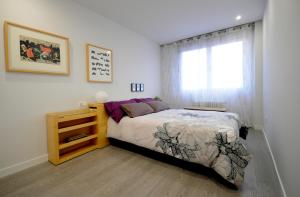 萨莫拉el11 apartamento的一间卧室设有一张床和一个窗口