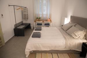 雅典雅典新古典主义别墅的卧室配有一张白色大床、书桌和书桌