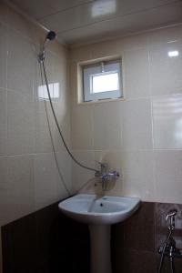 库萨雷Villa Premium Qusar的一间带水槽和淋浴的浴室