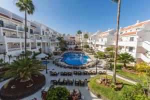 洛斯克里斯蒂亚诺斯Beverly Hills Heights - Excel Hotels & Resorts的享有带游泳池的度假村庭院的空中景致