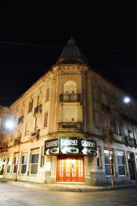 乌拉圭河畔康塞普西翁Gran Texier Hotel Casino的街上的一座大建筑