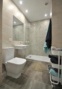 萨莫拉el11 apartamento的浴室配有卫生间、盥洗盆和浴缸。
