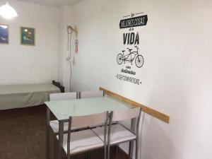 科尔多瓦Departamento Córdoba的墙上有桌子和自行车的房间