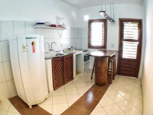 杰里科科拉瓜拉尼杰里别墅的带冰箱和桌子的厨房