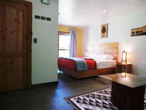 内尔图梅Treca Rupan Lodge的卧室配有床、桌子和门