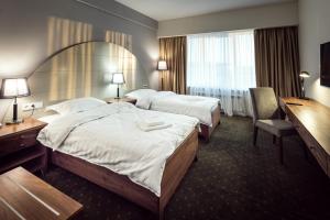 阿斯塔纳斯奎尔酒店的酒店客房配有两张床和一张书桌