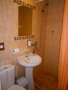 派尔努伊登别墅酒店的一间带水槽、卫生间和镜子的浴室