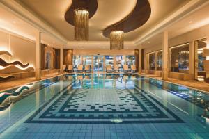 费斯费斯霍夫酒店的一座带吊灯的酒店游泳池
