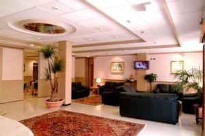 卡斯特拉纳格罗泰葛瑞夫公园酒店的带沙发和电视的大型客厅