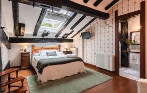扎马亚卡萨乡间耶稣阔阿酒店的一间卧室设有一张大床和天窗