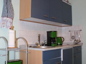 博尔滕哈根Cozy Apartment in Boltenhagen near Seabeach的厨房配有水槽和台面