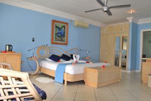 塞尔夫岛塞尔夫别墅酒店的一间卧室配有一张蓝色墙壁的床