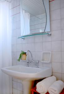 埃亚玛琳娜奈奇多Raisakis Apartments的浴室配有盥洗盆、镜子和毛巾