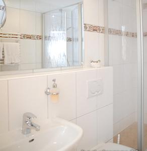 黑尔戈兰岛绿色玛丽娜酒店的白色的浴室设有水槽和镜子