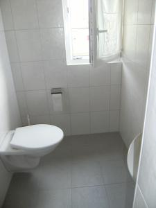 La Côte-aux-Fées尼亚德尔住宿加早餐酒店的白色的浴室设有卫生间和窗户。